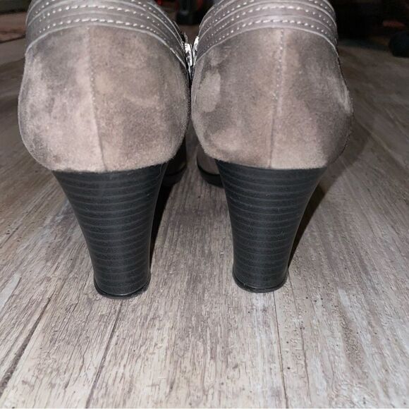 CLARKS BENDABLE ankle booties in grey suede - Picture 4 of 8